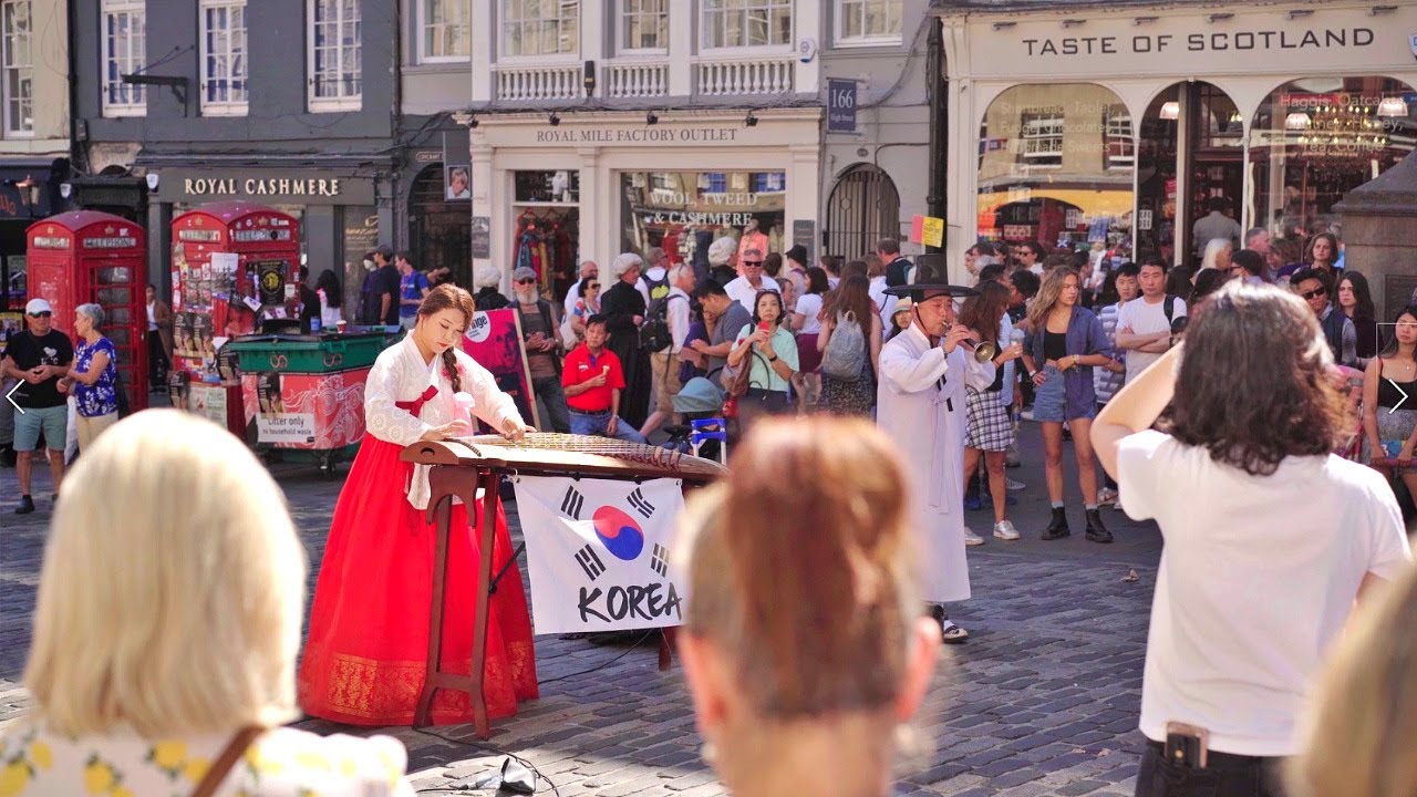 [UK] Queen의 나라에서 보헤미안랩소디(Bohemian Rhapsody) 국악 버스킹 도전! 😎 AMAZING Busking! POP played in Korean style