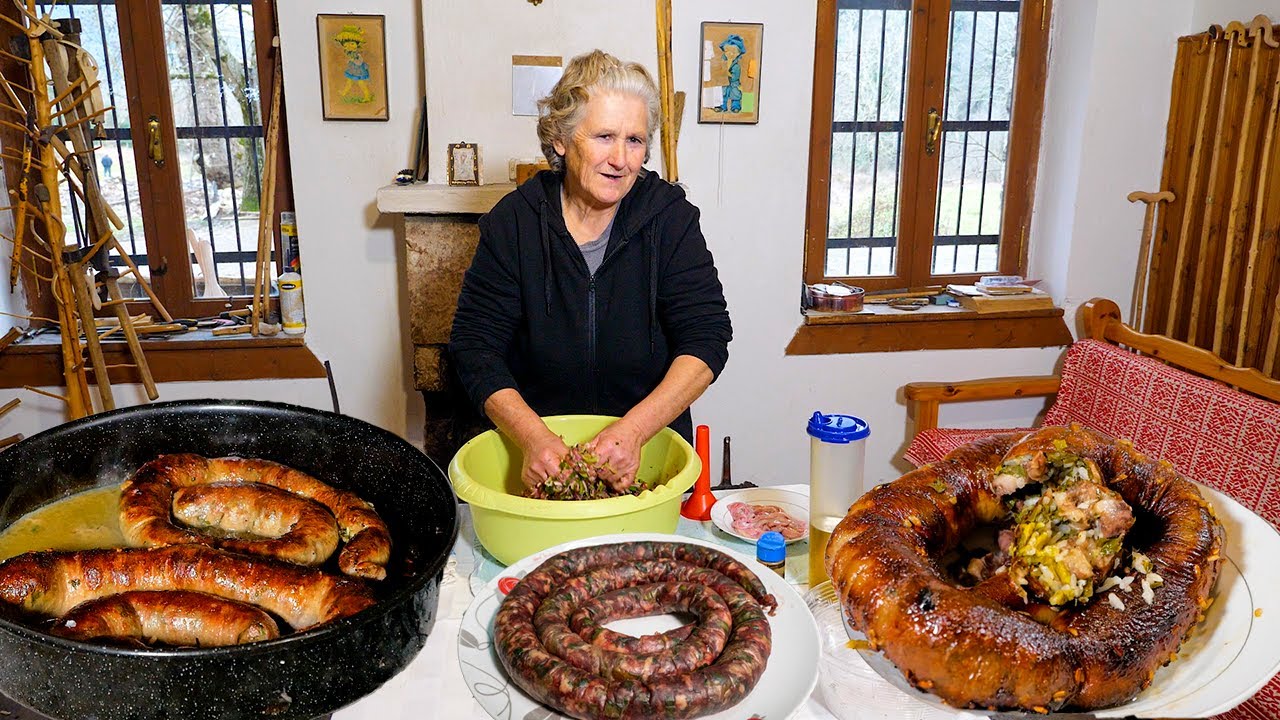Μπουμπάρια στη γάστρα και χωριάτικα λουκάνικα | Το έδεσμα της Ρούμελης