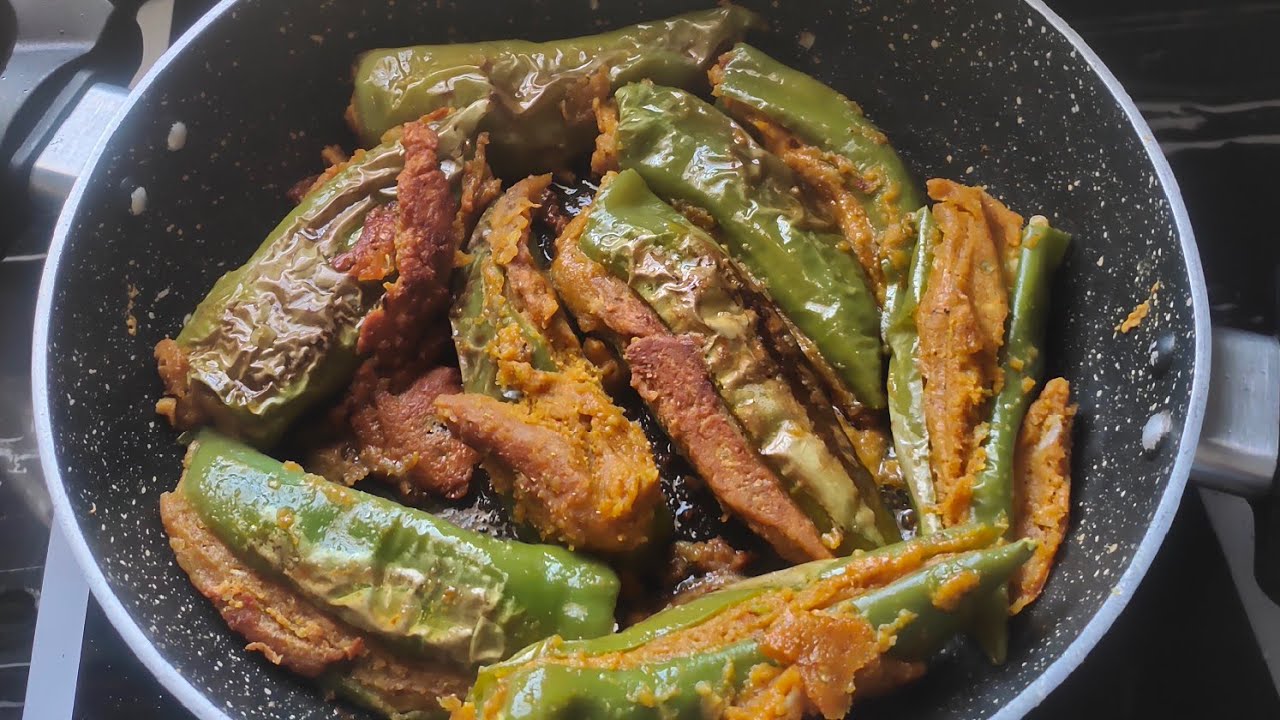 आ जाइये आज बनाते है बेसन शिमला मिर्च