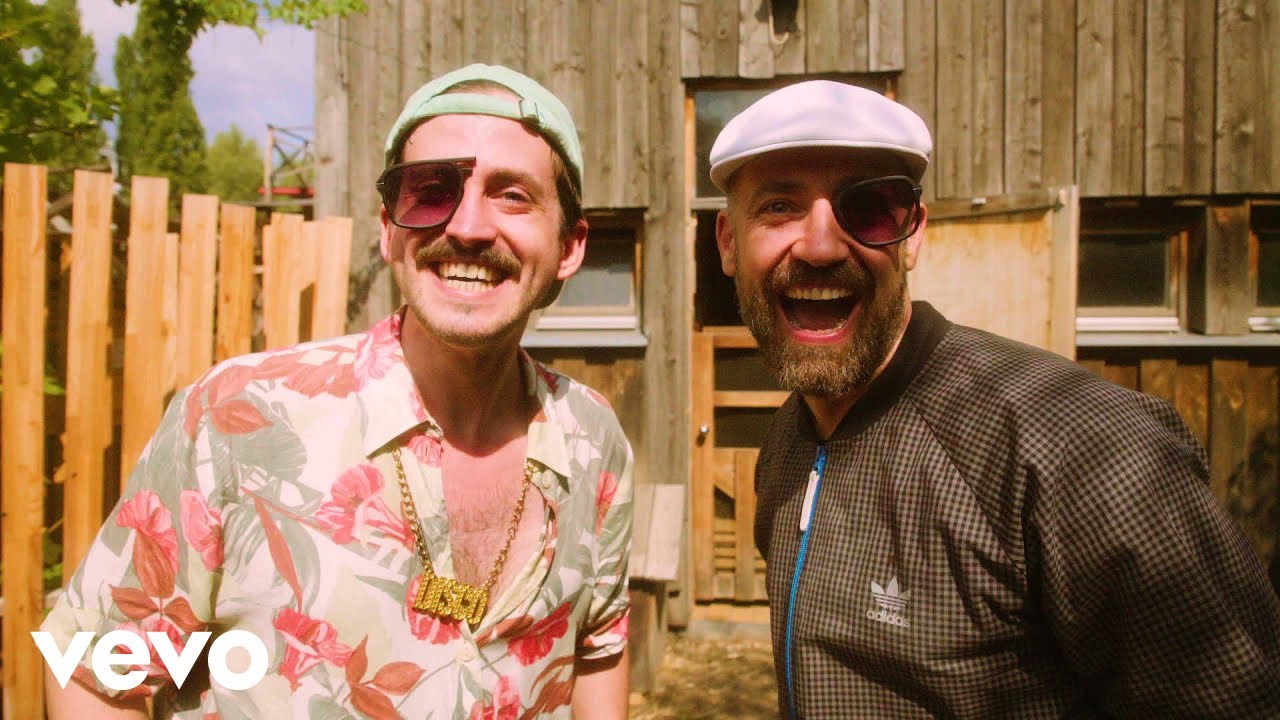 B&uuml;rger Lars Dietrich - Das Rap-Huhn (Offizielles Musikvideo) ft. Marti Fischer