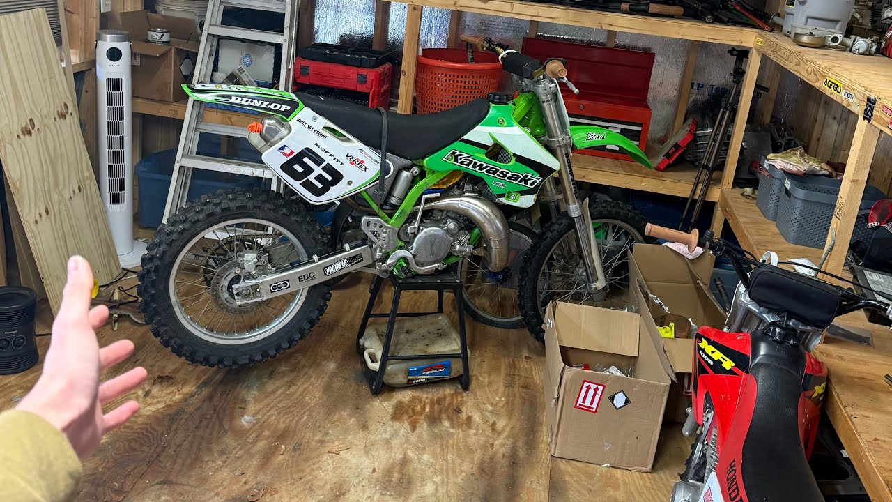 KX125… Coolant in the oil😬. Replacing water pump seal on 1997 Kawasaki 125. 
