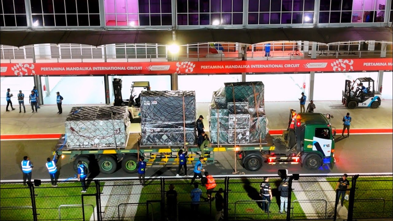 Akhirnya Logistic MotoGP Tiba Di Sirkuit Mandalika Malam ini.!!! terbaru..