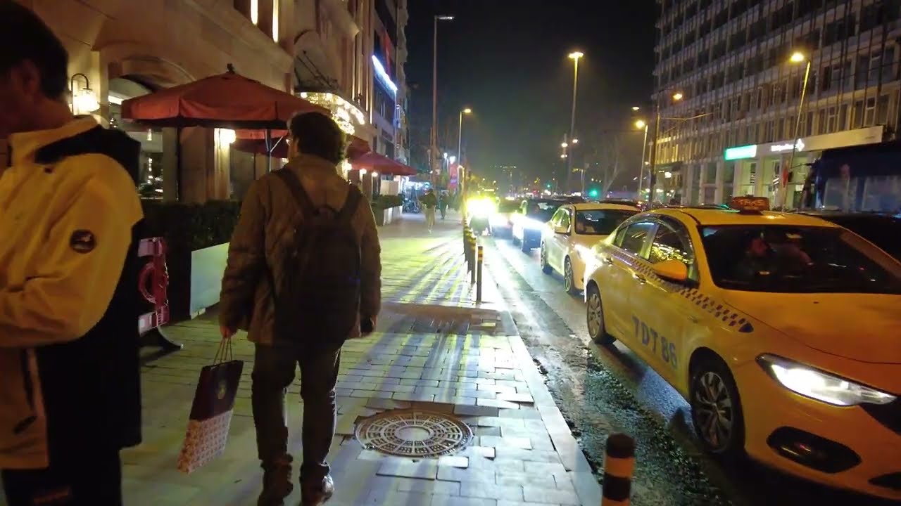 Istanbul Night Walk - Beyoğlu (Boğazkesen Street) - City Ambience 4K