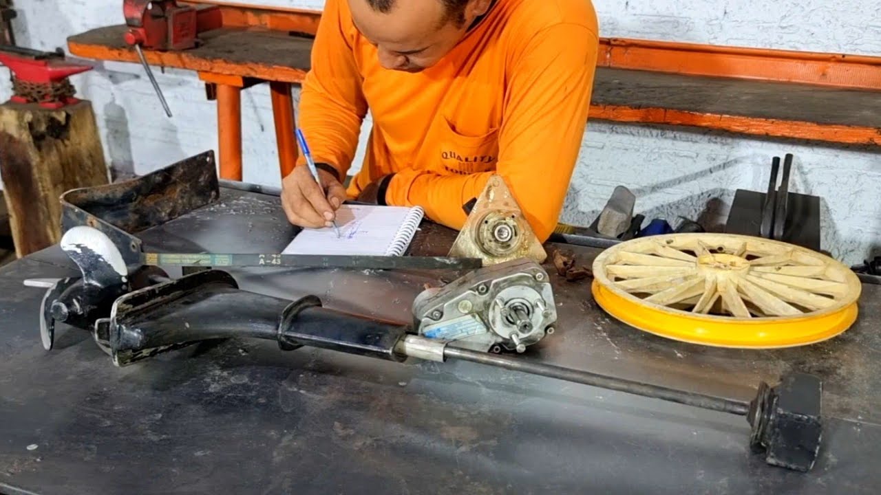 Ajuntando sucatas para tentar fazer um motor elétrico para barco.