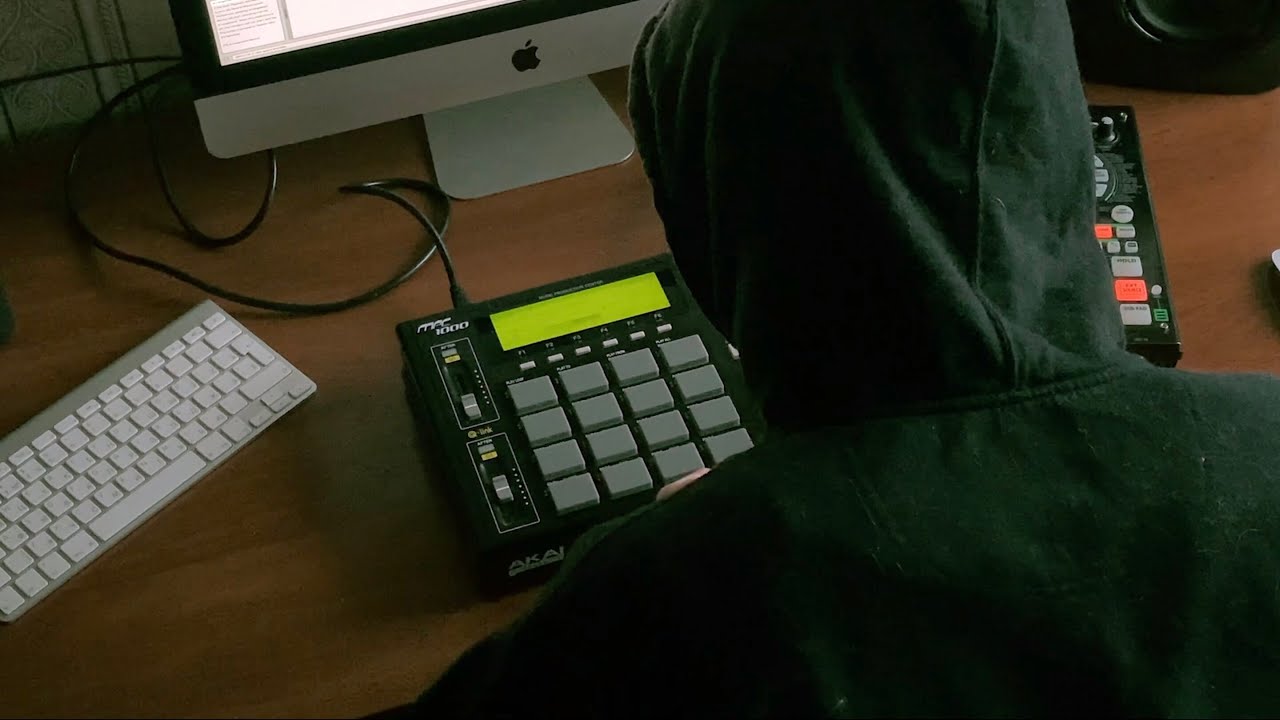AKAI MPC 1000 Sampling Jazz Vinyl Records and Making a Beat