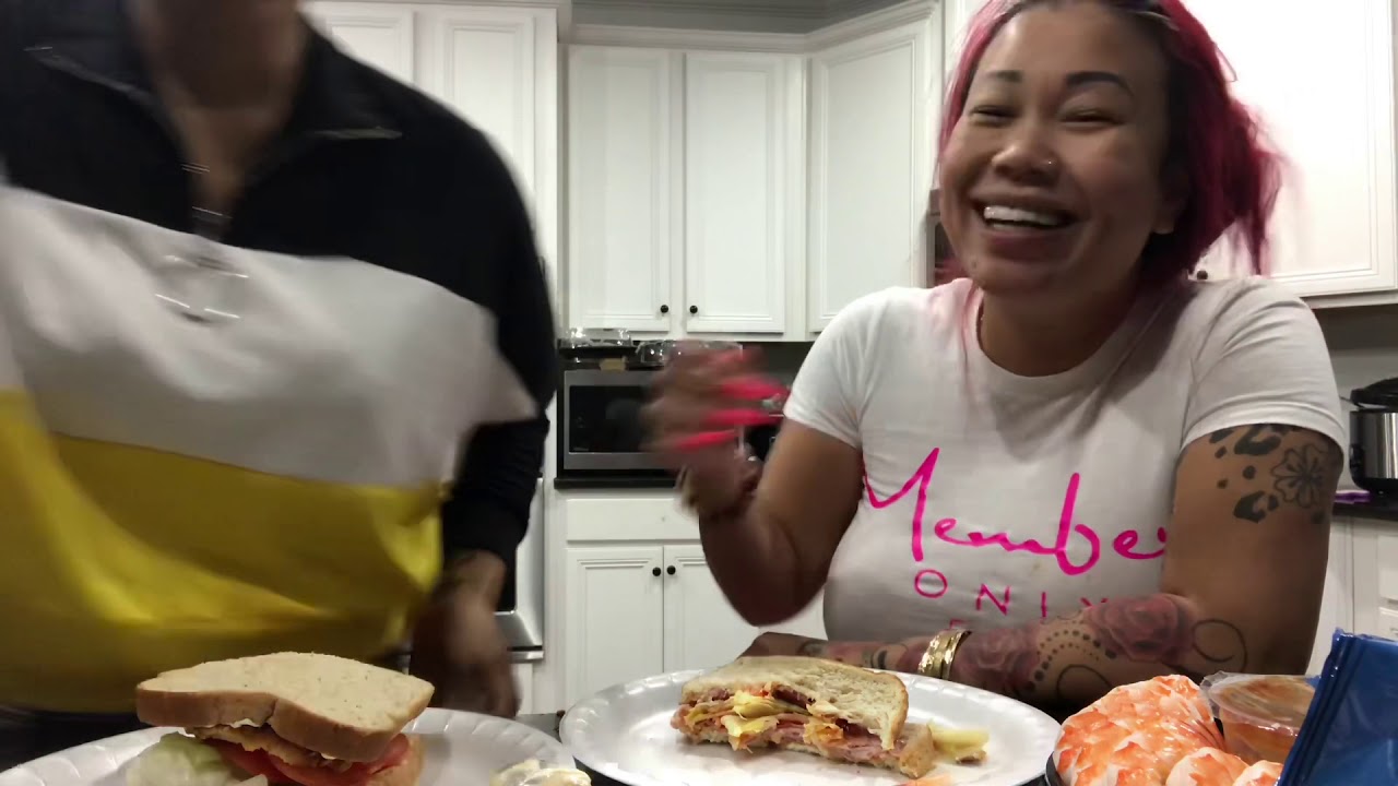 Приготовление сэндвича BLT и поедание коктейльных креветок MUKBANG