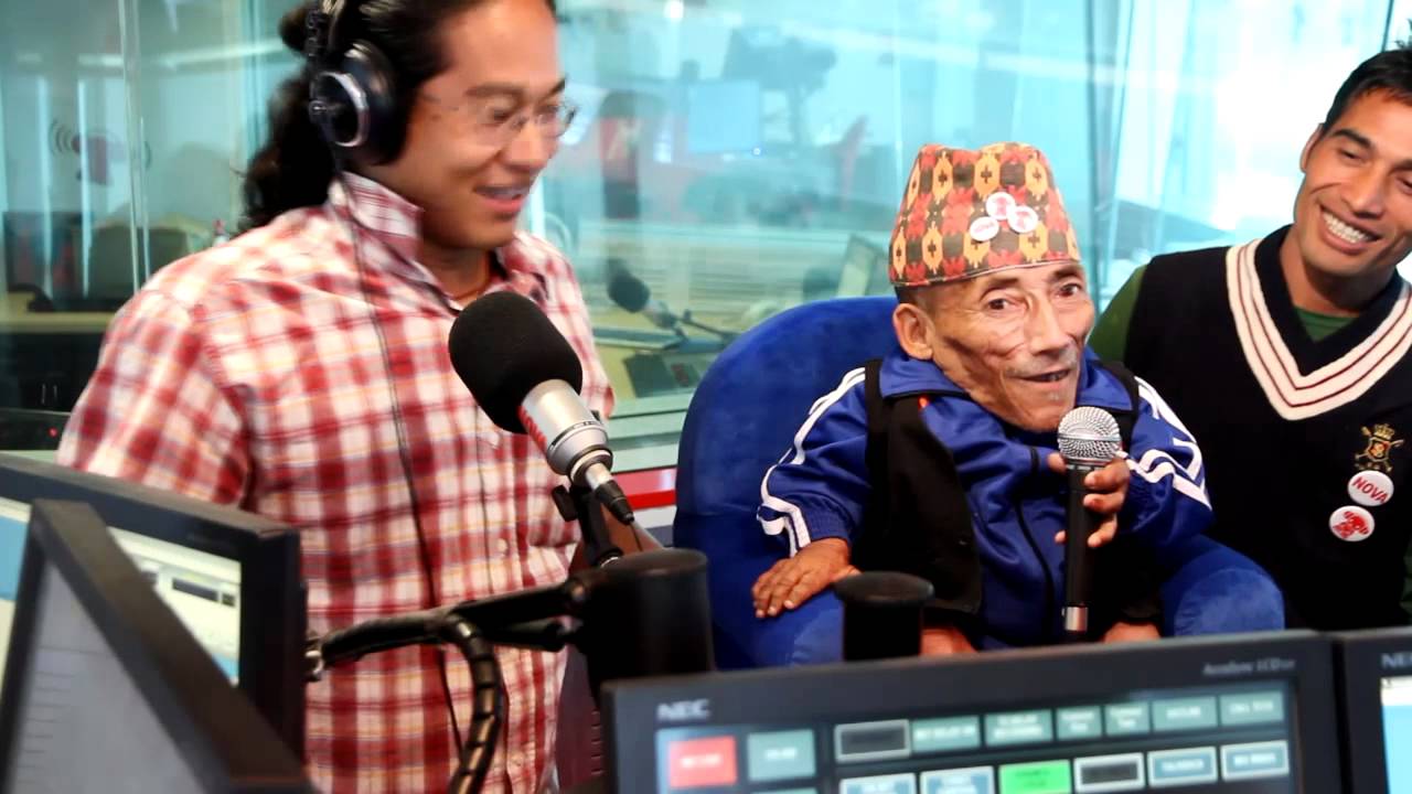 World's shortest man Dangi learning English words