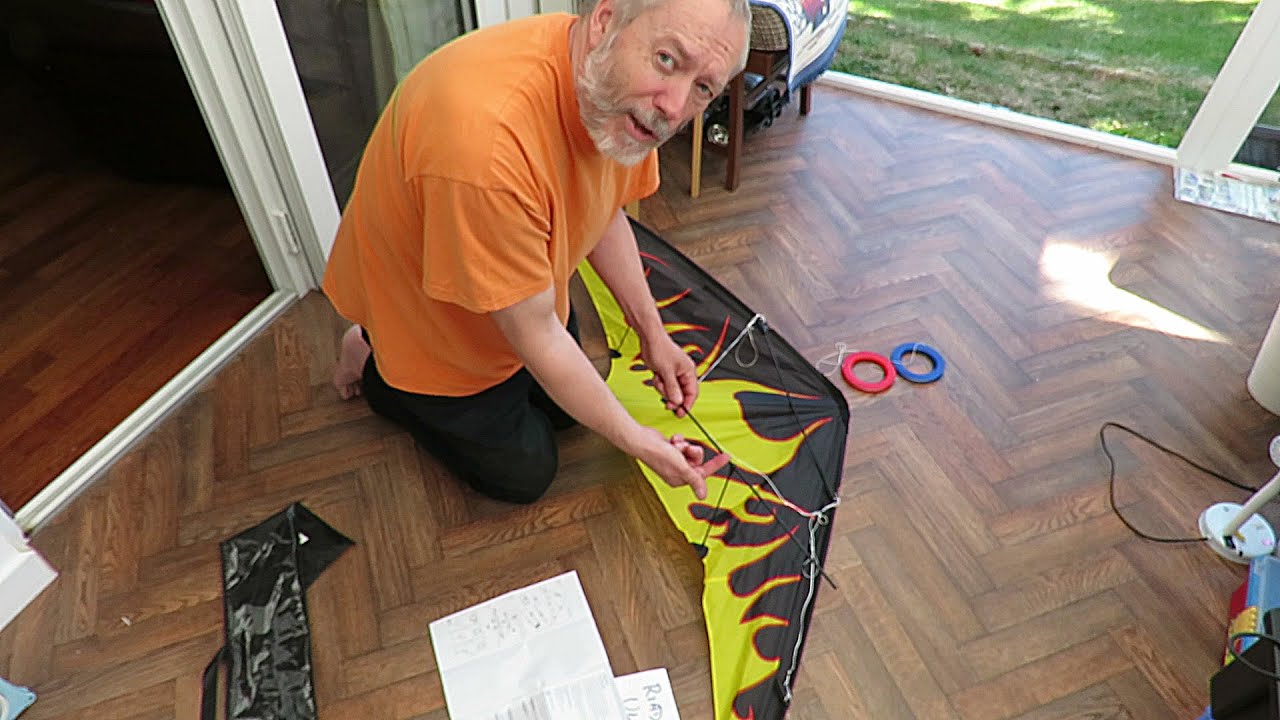 Assembling a LIDL stunt kite Playtive 315379