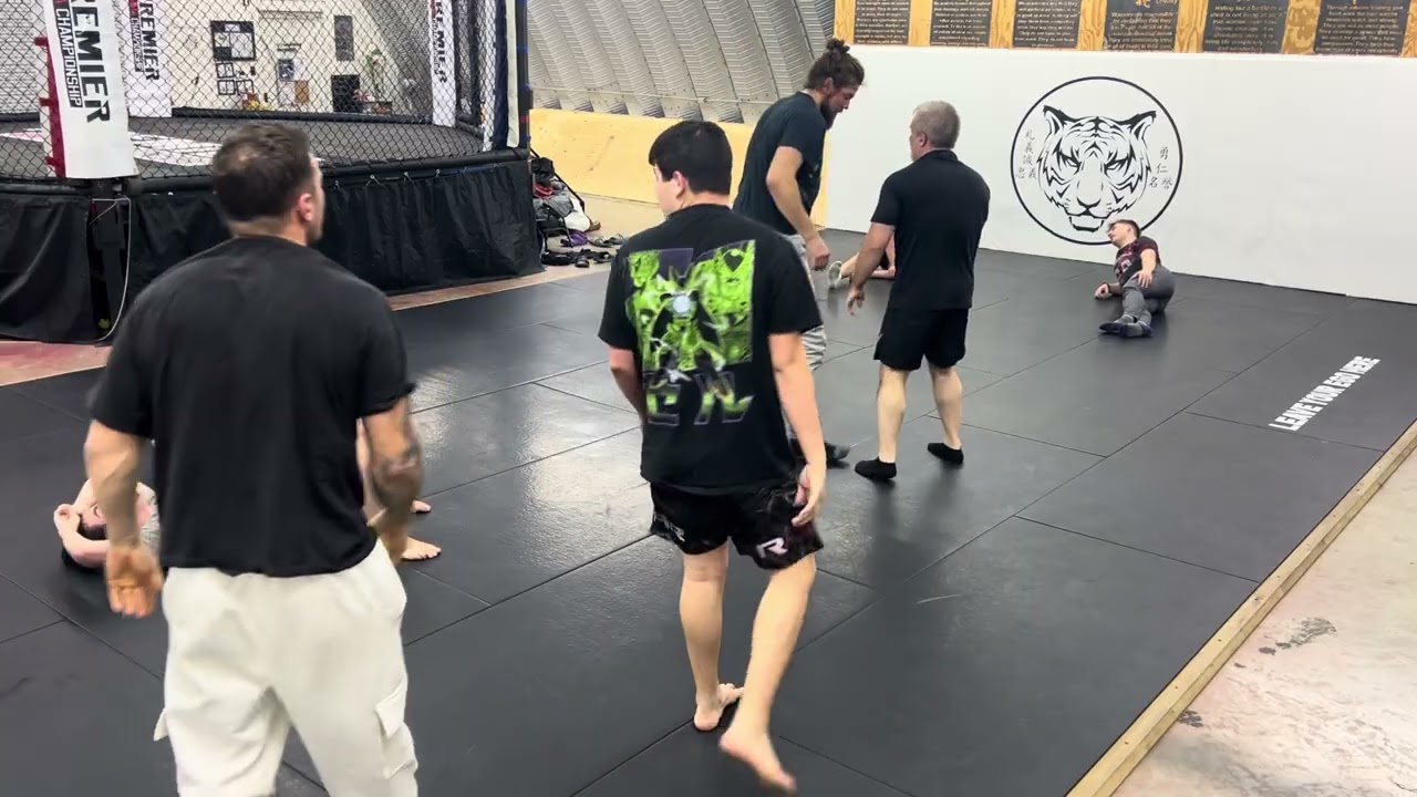 6:00am jiu jitsu class 3/18/26 - starting rolls in 50/50 🔫🔫