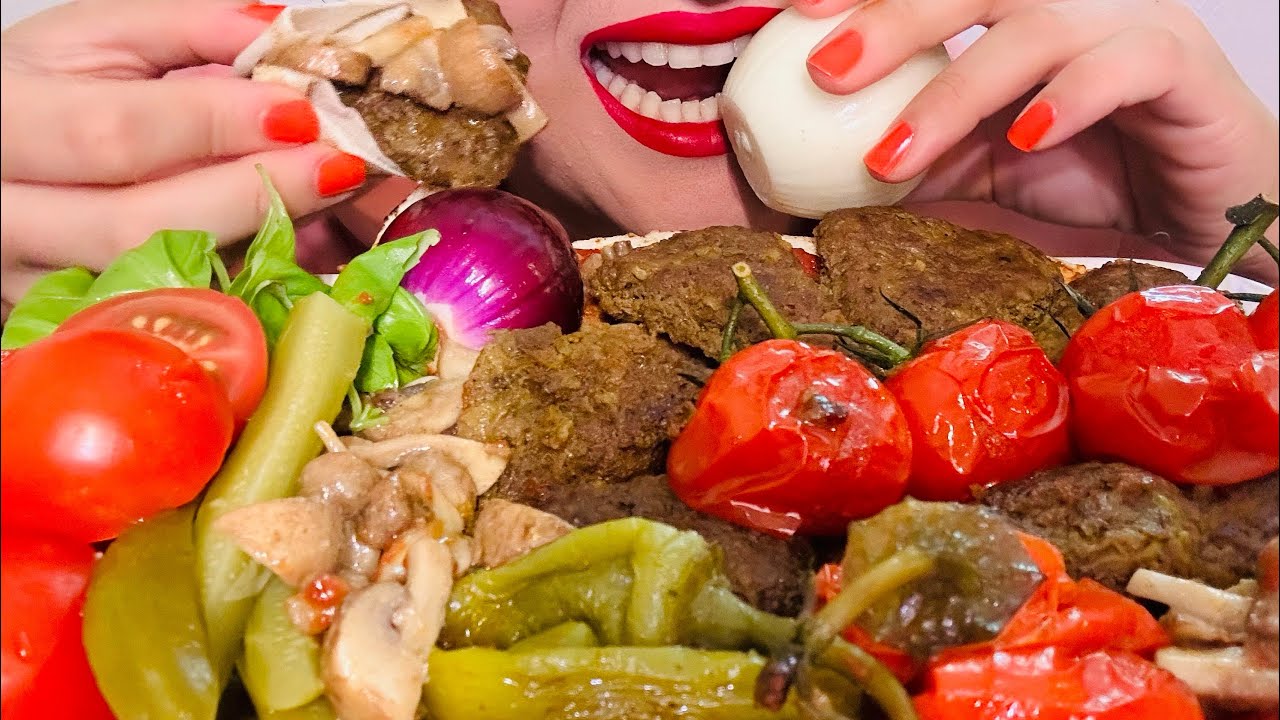Mukbang Persian kebab with bread and vegetables| موکبانگ کباب تابه ای با نون و دورچین قارچ و سبزیجات