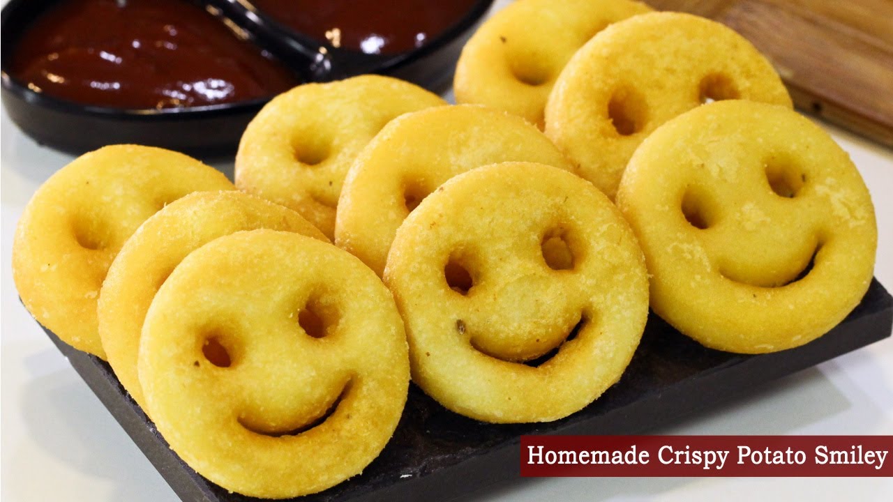 हा एक पदार्थ वापरून बनवा परफेक्ट हॉटेल स्टाईल पोटेटो स्माईली | Crispy Potato Smiley | MadhurasRecipe