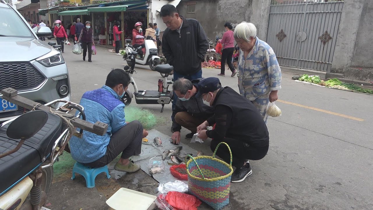 小池抓的鱼虾每次都很抢手，在集市特别受欢迎，摆地摊一下就卖光