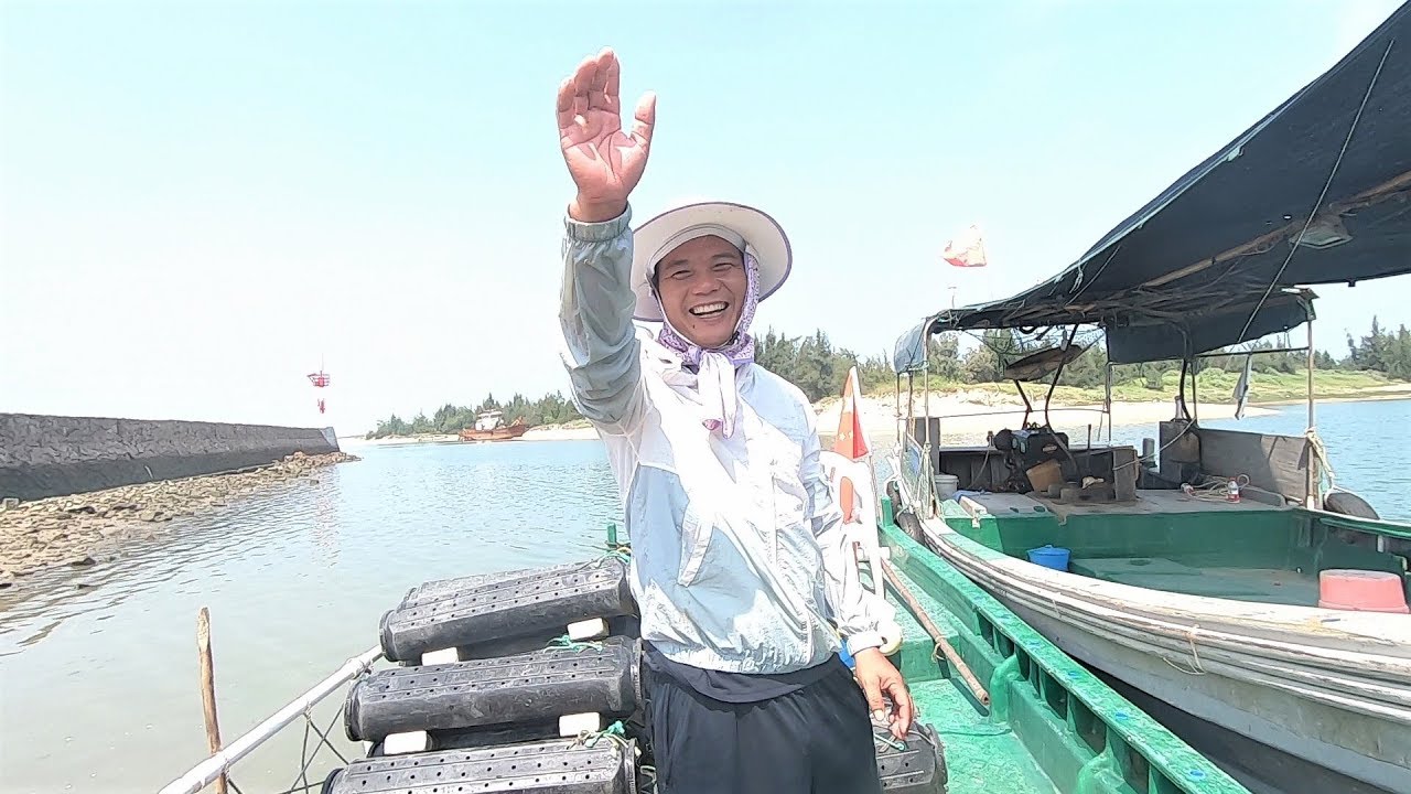 老四暴雨后出海，遇到大丰收把他激动坏了，还没靠岸就开始算钱了