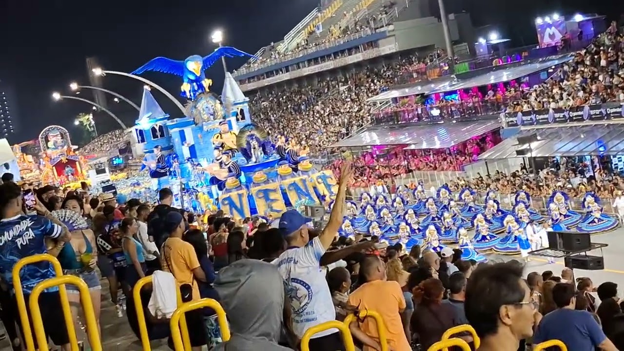 A caravana carnavalesca azul está passando pelo campo de desfiles #carnaval #brasil 