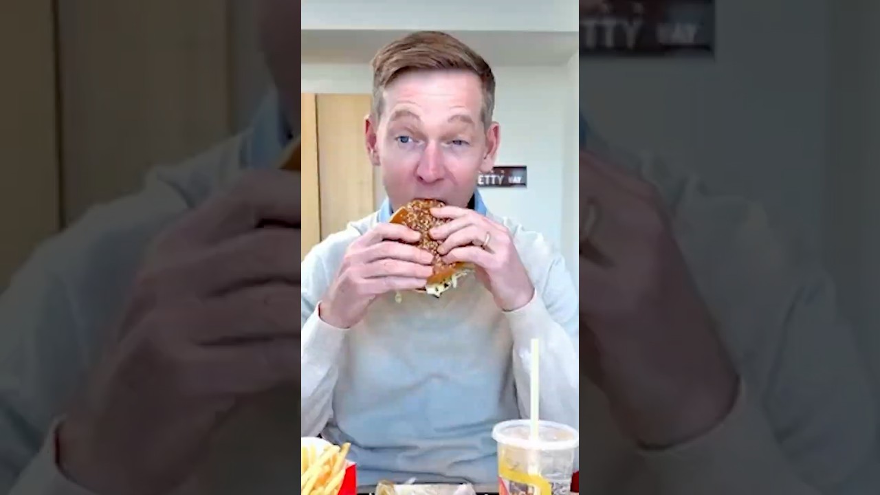 Генеральный директор McDonald's стал вирусным в сети, попробовав новый бургер Big Arch Burger.