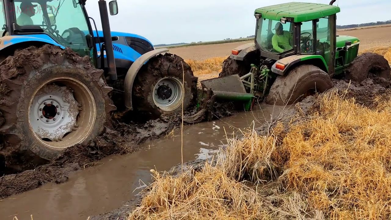 NOVA TÉCNICA DE DESATOLAR SEM PUXAR , VEJA COMO É!!🚜 Trator atolou até o pescoço