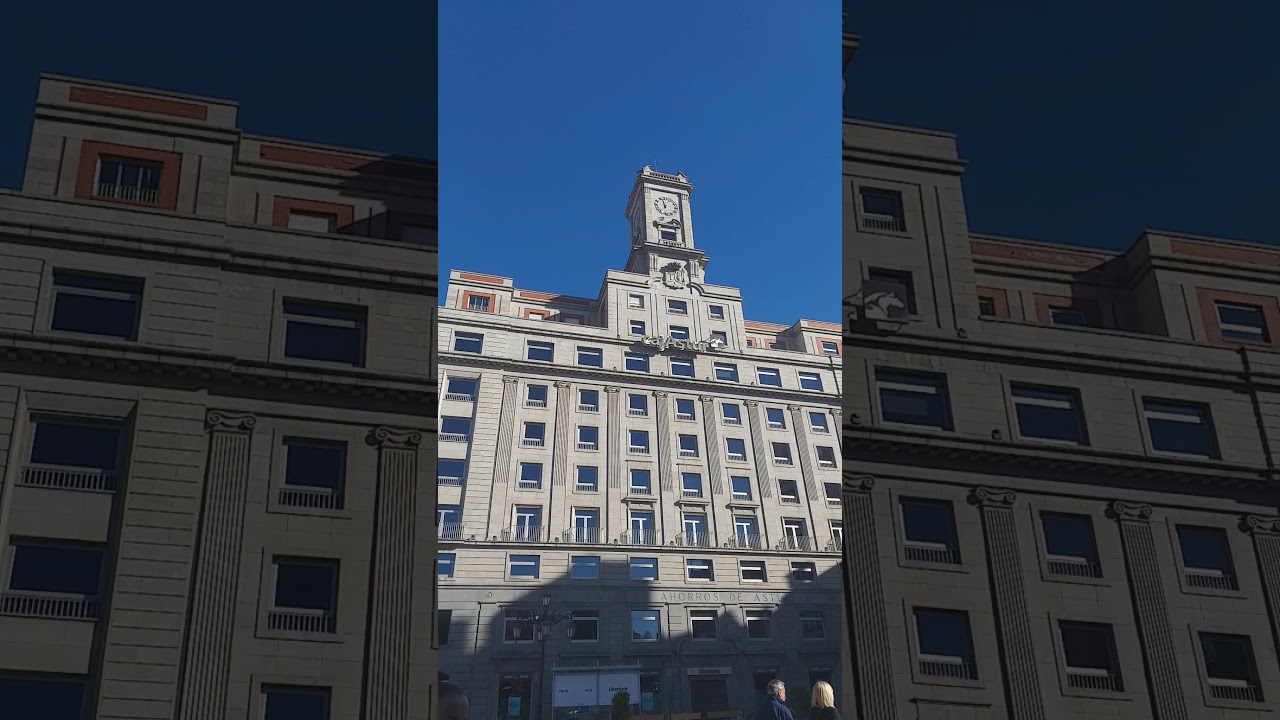 la 1 de la tarde en el reloj del edificio de cajastur de oviedo con carillon incluido