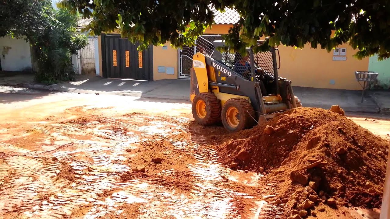 Mini carregadeira VOLVO MC90B aterrando alicerce de sobrado - STONEPAVERS (62)96061500