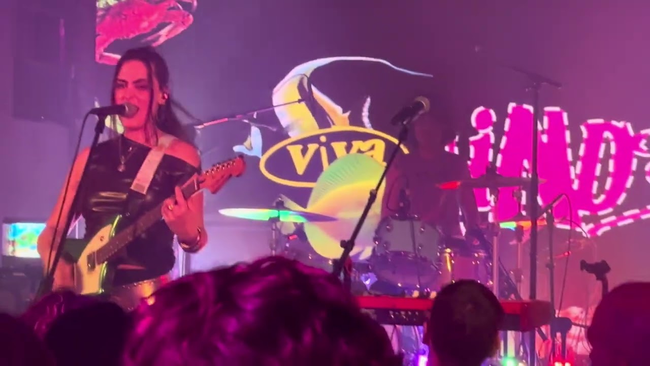 Hinds - Spanish Bombs ( The Clash cover ) Live at Mondo Club . Vigo 17/1/26