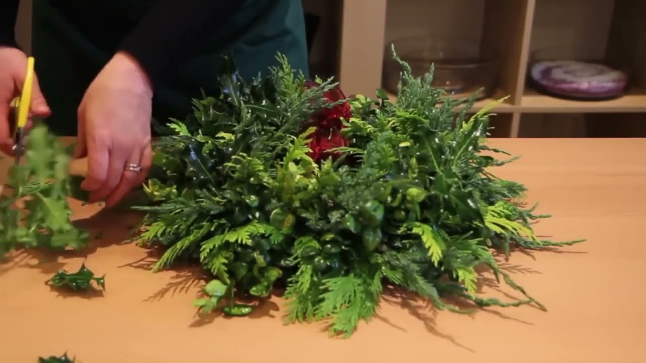 OASIS® Floral Products   How To   A Christmas Wreath