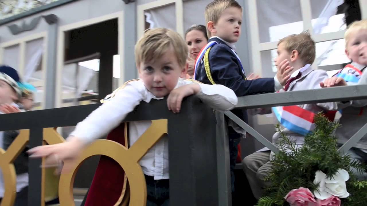 Praalwagens daveren door Putten