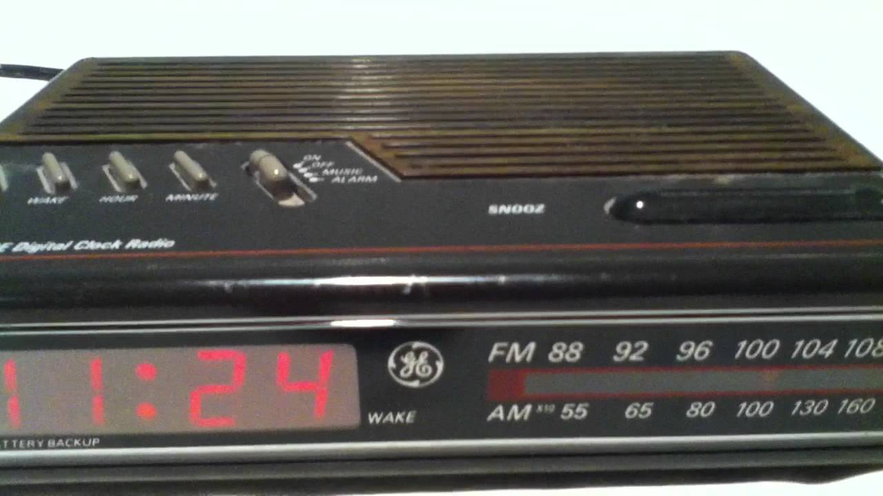 VINTAGE GE Clock Radio Model 7-4612B