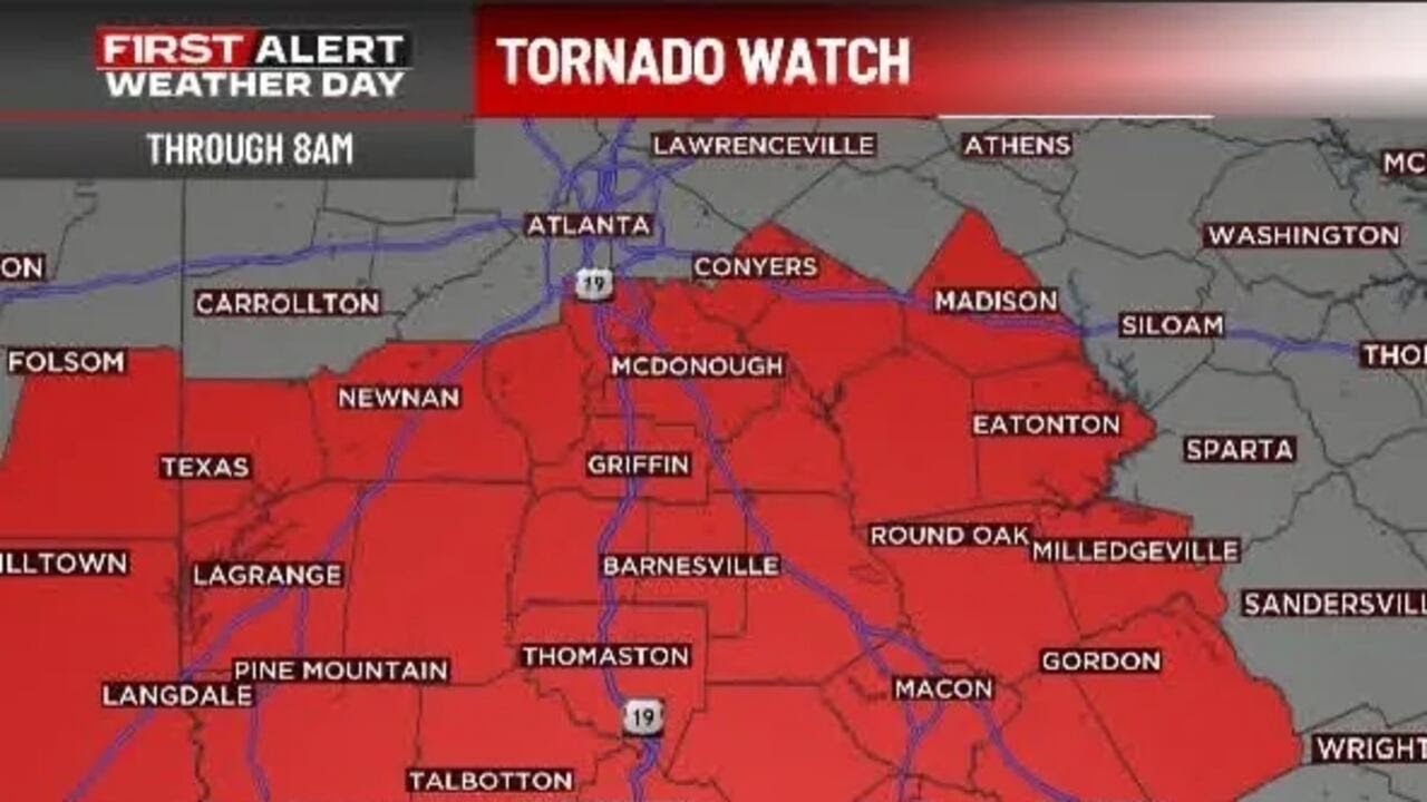 Сильные грозы бушуют к югу от Атланты.