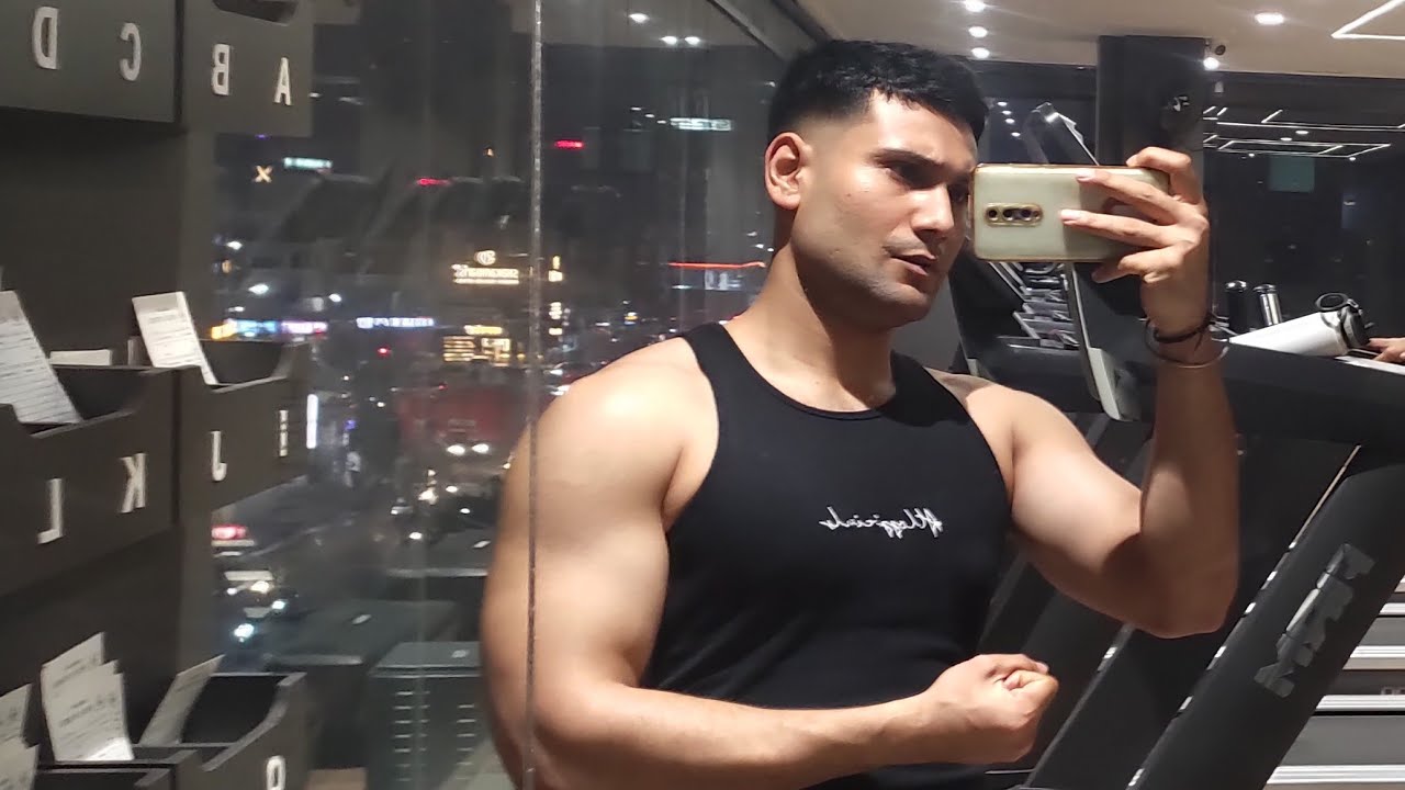 Office ka kaam bhi,  friends ke saath full on masti bhi, Or last mein gym jaake workout mastt hua 💥