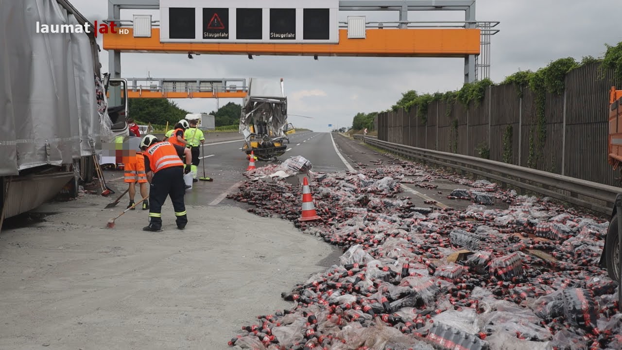 LKW-Sattelzug auf Westautobahn bei Enns in Baustellenabsicherungsfahrzeug der ASFINAG gekracht