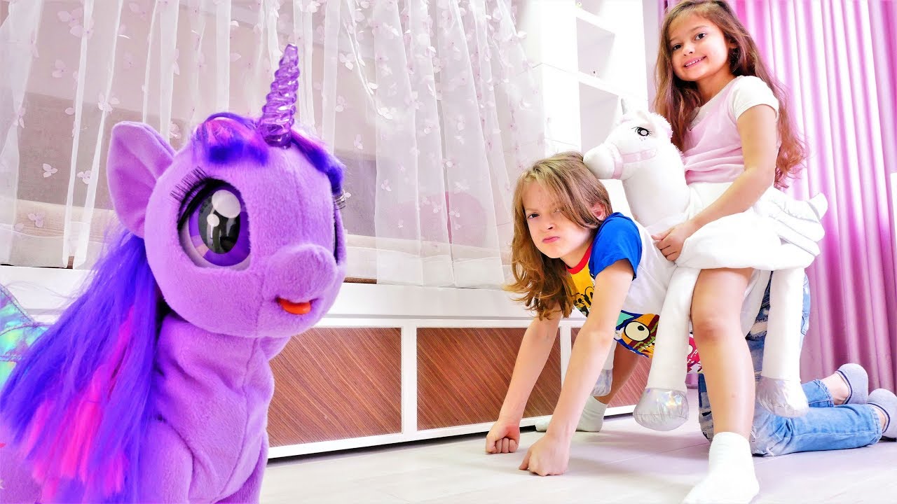 Selín es una princesa con Unicornio. Juguetes de Unicornio. Vídeos para niñas y niños
