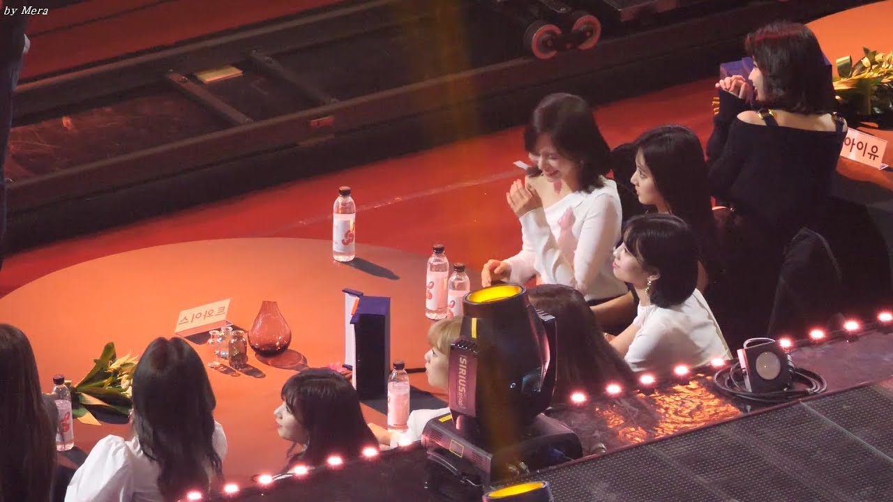 180214 트와이스 (TWICE), 유재환웃음소리에 웃음터진 아이유,미나 음원 4월수상 축하 직캠 Fancam (2018 가온차트어워드) by Mera