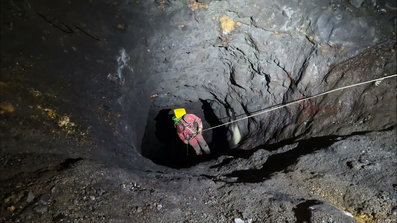 Sestup 110 metrů do gigantických vytěžených komor