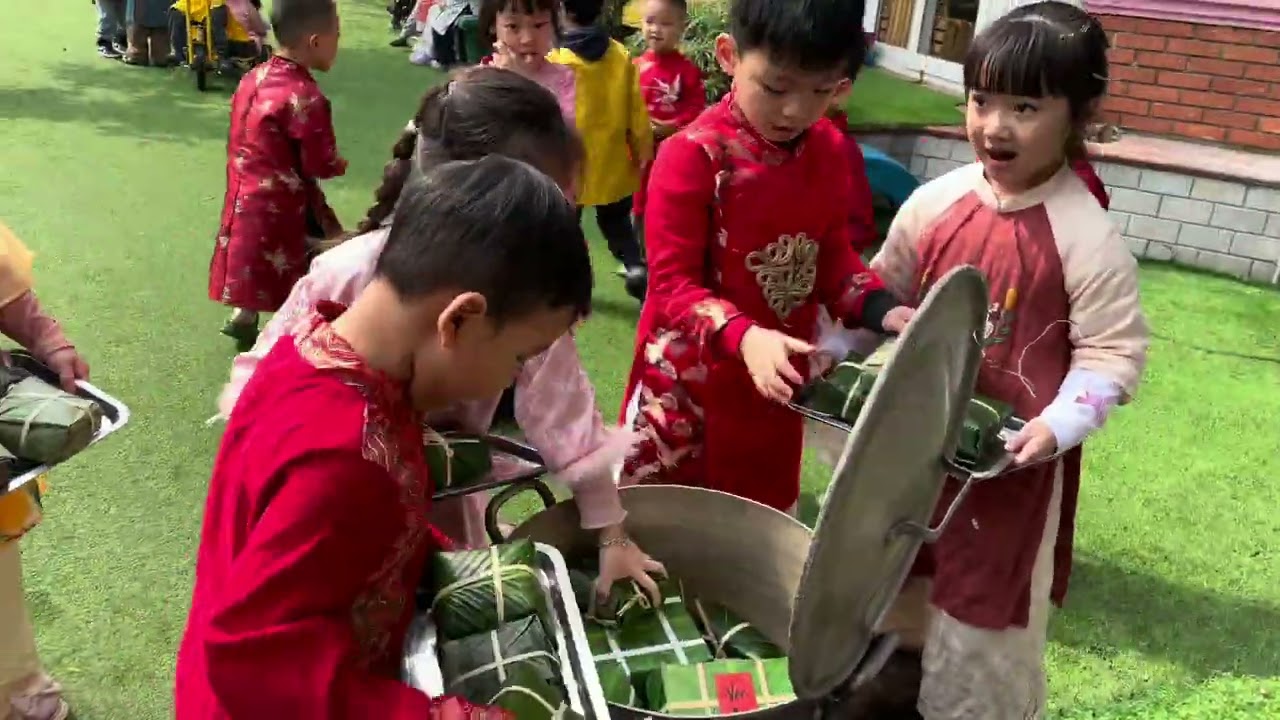 Hoạt động trải nghiệm: Gói bánh chưng - Lớp Mon Lớn 4
