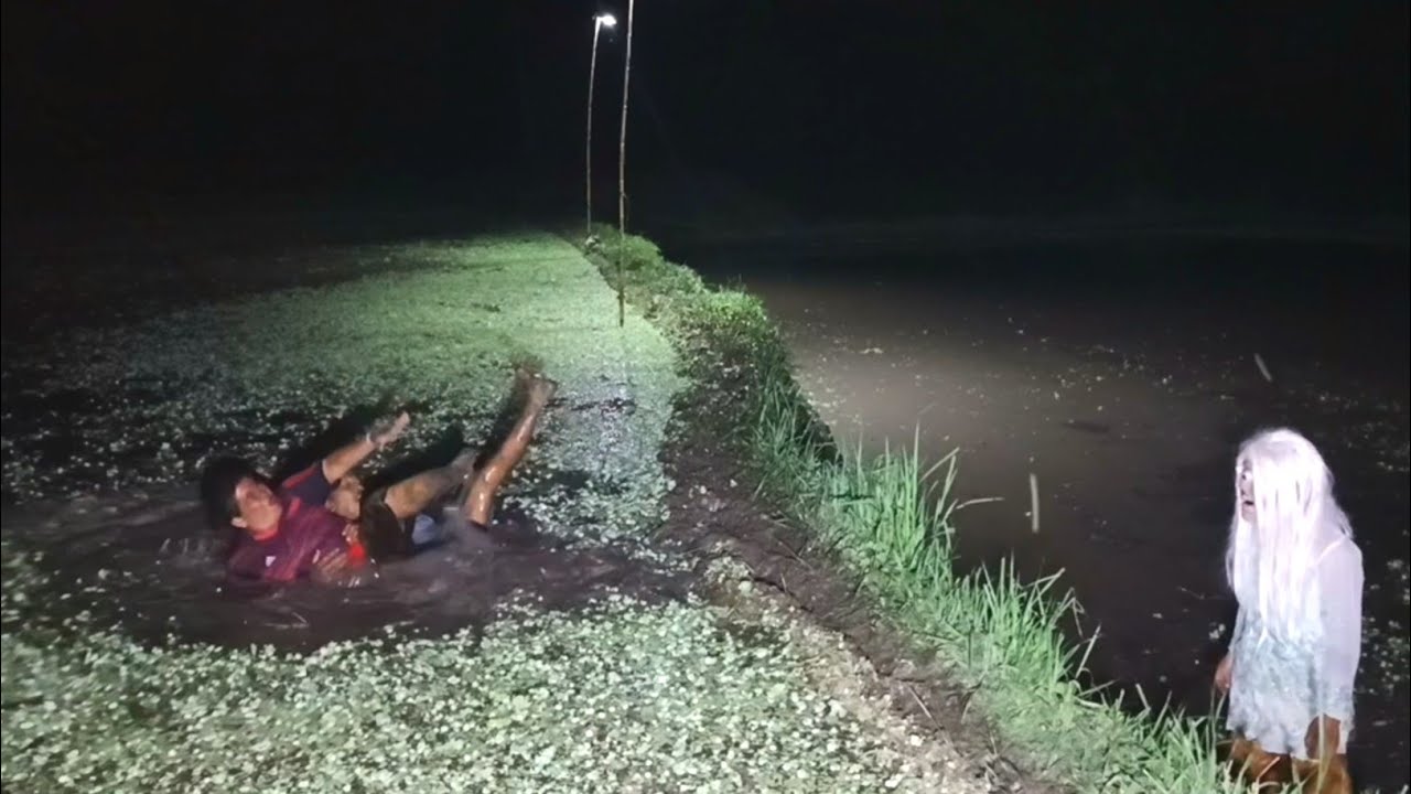 Mandi lumpur 😂😂 || Prank Hantu Paling Kocak Di Dunia