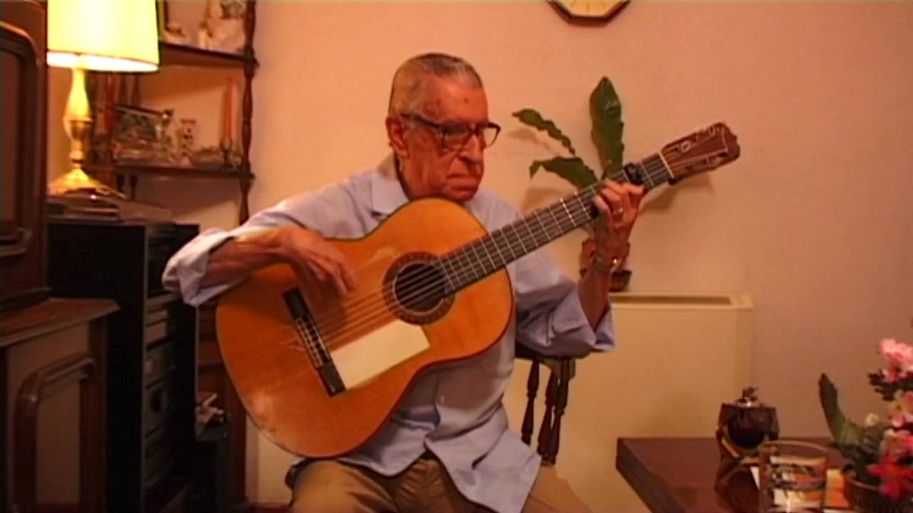 8 Justo de Badajoz  tocando la guitarra