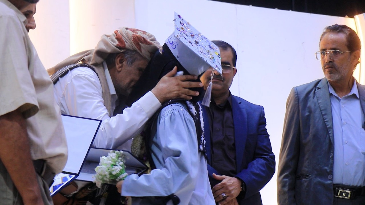 شاهد فرحة الإباء العظيمة بتخرج بناتهم | دفعة طموح لأجل الروح الدفعة الثامنة مساعد طبيب بمارب