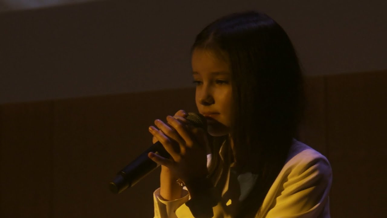 Данэлия Тулешова - What About Us (ПИНК) - ЖИВОЕ выступление на мероприятии On Cue - Бостон, 2019 г.