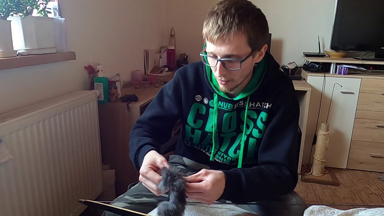 Nasazování kožešinových tlumičů na tetivu