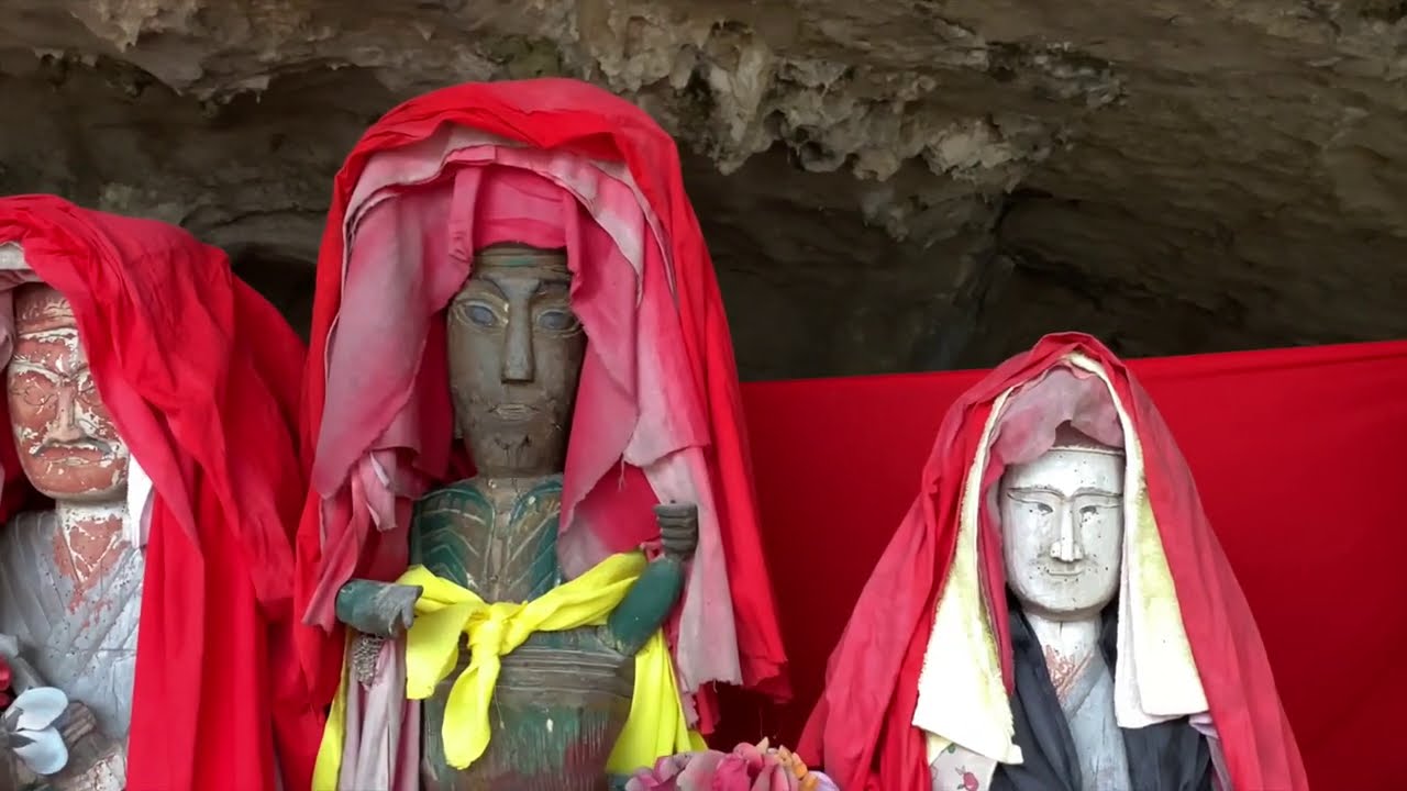 神秘的山洞裡，流出紅血石頭。懸崖上藏著一排古怪的神像