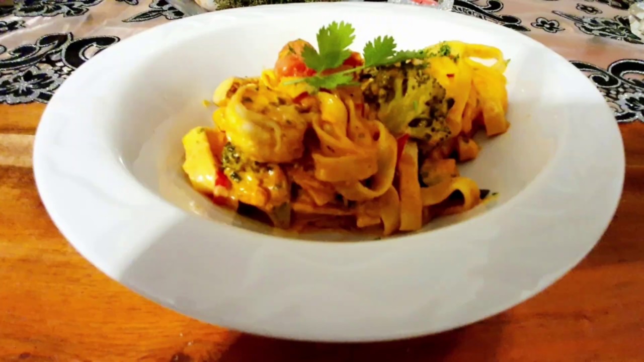 Nudeln mit Garnelen und Gemüse