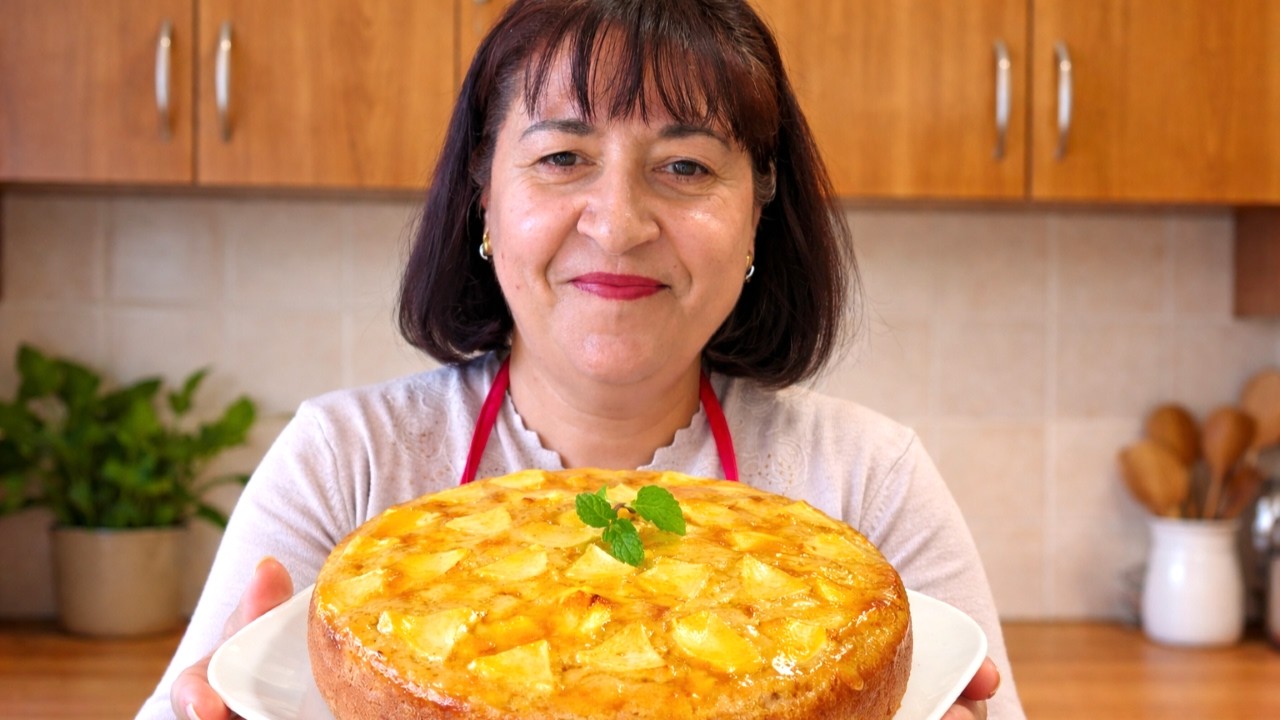 Cel Mai Simplu Tort de Mere de Post! Fără Mixer și Fără Cântar – Oricine Îl Poate Face!