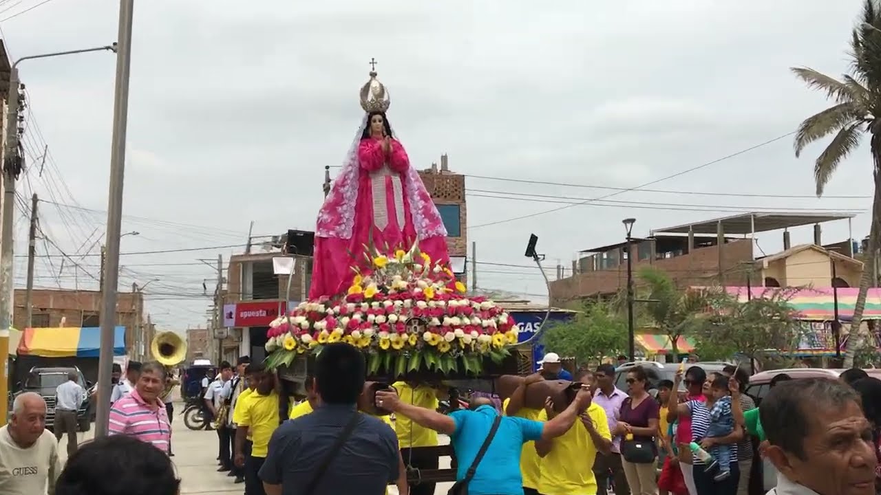 La gran Virgen de la Purísima Concepción de Tucume sale en procesión( feria de medio año)