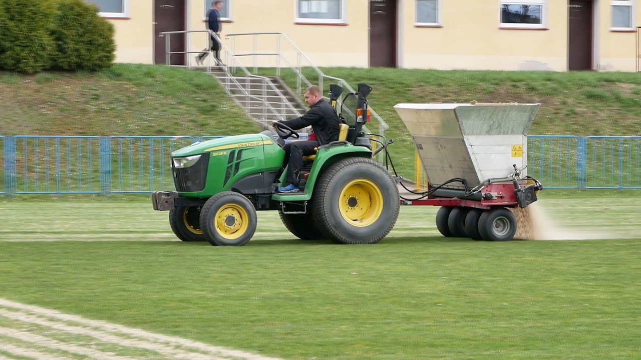 Aeracja, piaskowanie, nawożenie czyli pielęgnacja naszego boiska.
