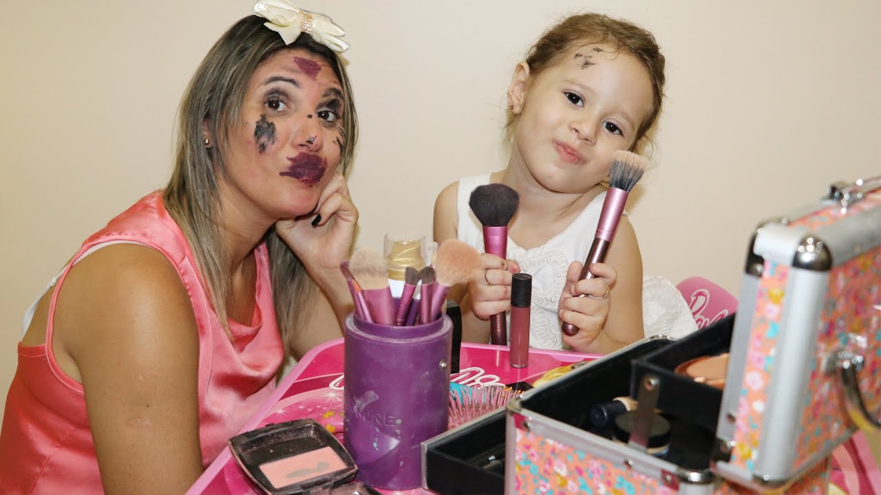 MÃE E FILHA BRINCANDO DE CABELEIREIRO - Erlania e Valentina