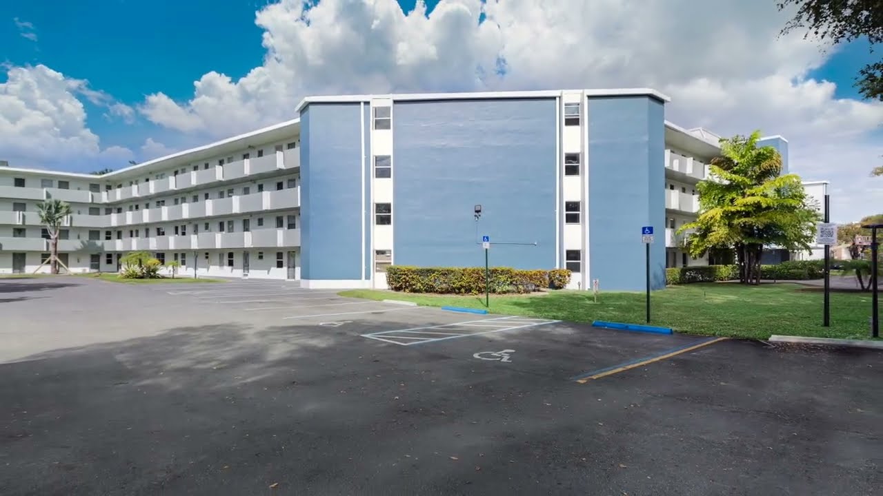 Newly renovated unit available at Rolling Green.