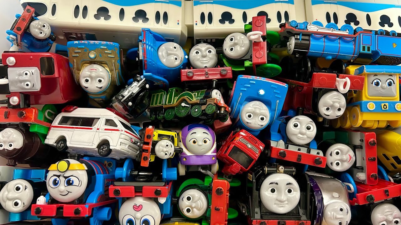 トーマス　トミカ　救急車やパーシーのトミカが急な坂道を走るよ。プラレールのトーマス達がトミカを乗せて運ぶよ。