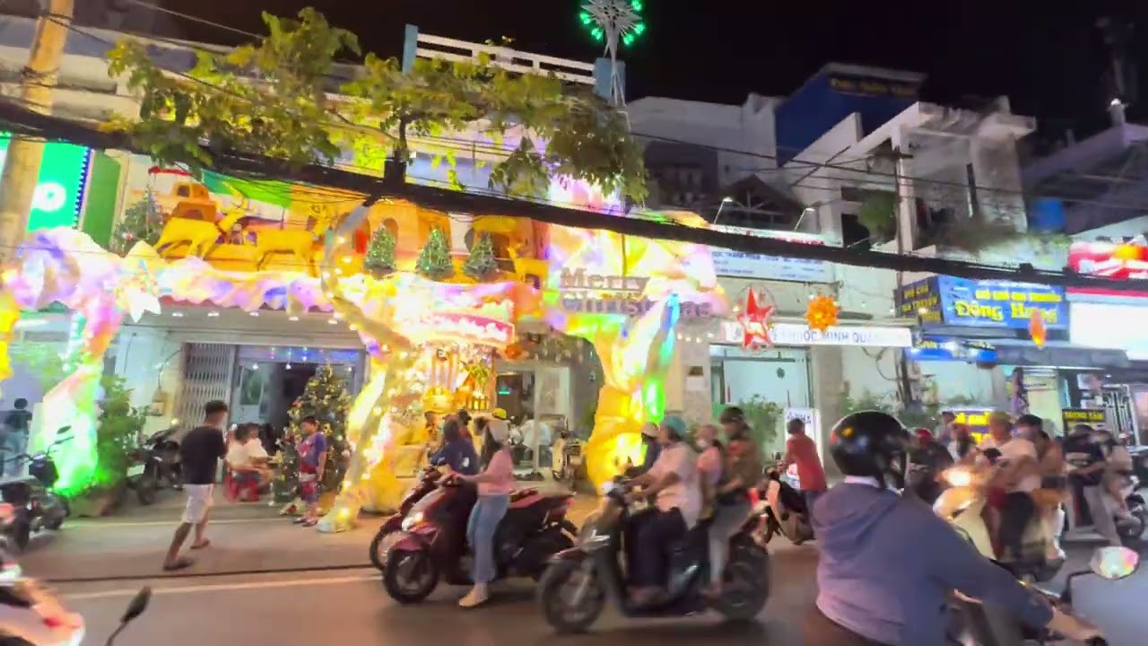 Xóm Đạo Phạm Thế Hiền Quận 8 Mùa Giáng Sinh – Đèn Sáng Rực Rỡ, Hang Đá Tuyệt Đẹp