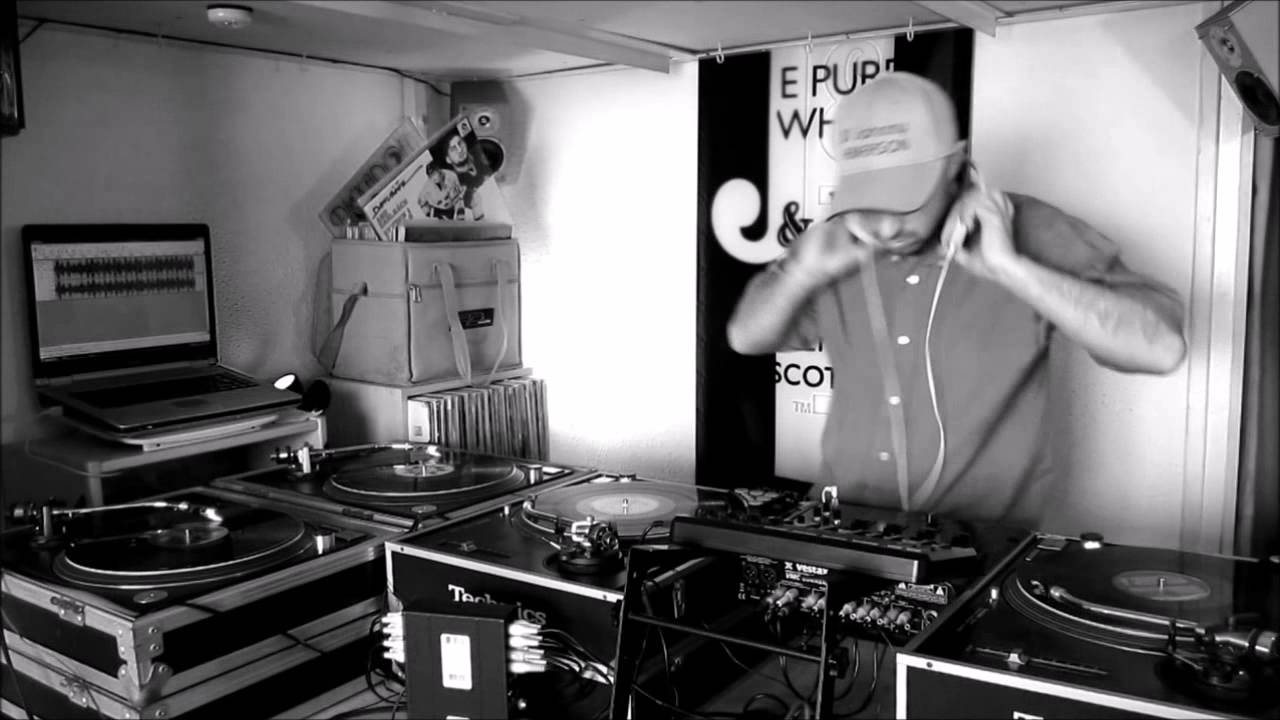 Mixing on 4 turntables by Johnny HEMERSON