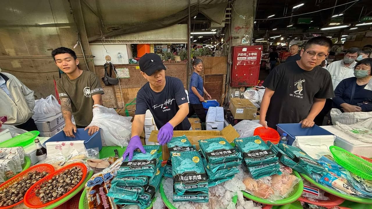 直播晚0226過年後還是有大場面 鰻魚都一千一千在買 安南果菜市場 怡安路二段102號 士官長海鮮叫賣 海鮮叫賣 海鮮拍賣 叫賣哥 seafood auction
