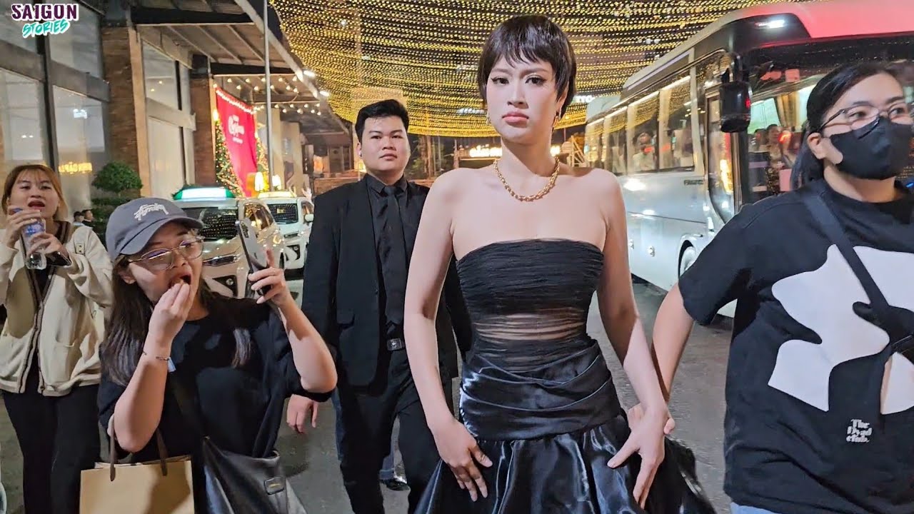 Dàn sao dự tiệc trên du thuyền: Hòa Minzy hài hước nhờ fan rao bán vé, v/c Quang Tuấn quá đáng yêu